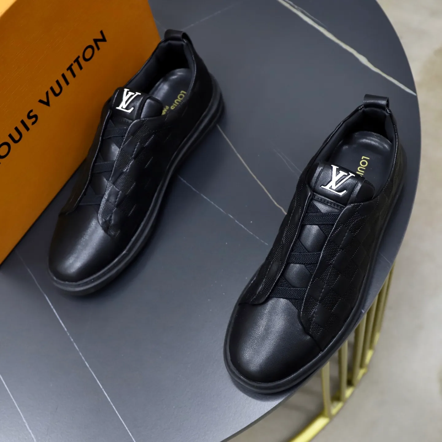 Ex-factory price: 442💰🙅‍♂️🙅‍♂️🙅‍♂️ Brand: LV Louis Vuitton Standard code: 38-44 (45 customized) Grade: Same as the official website Material: Original cowhide material stitching Comfortable and breathable sheepskin lining Lightweight and wear-resistant sports outsole Style category: Men's fashionable casual shoes Running sneakers Distinguished luxury brand elements Top luxury color: actual picture color